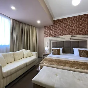 فندق ديلوكس, تيرانا