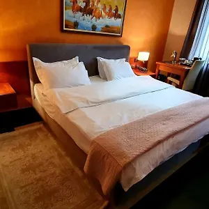 Hotel Nov, Tirana
